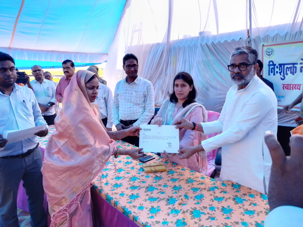 SaumyaIas's tweet photo. मा.परिवहन मंत्री श्री @dayashankar4bjp जी ने बलिया शहर स्थित राजकीय इंटर कालेज में तथा 
मा.सदस्य, राज्यसभा श्री @MPNeerajShekhar जी ने
 दुबेछपरा में #विद्युत_सखियों को मीटर रीडिंग व बिजली बिल कलेक्शन में अच्छा परफॉर्मेंस देने पर प्रशस्ति-पत्र देकर उनका उत्साहवर्धन किया।
@UPGovt https://t.co/ecJiBQcmJQ