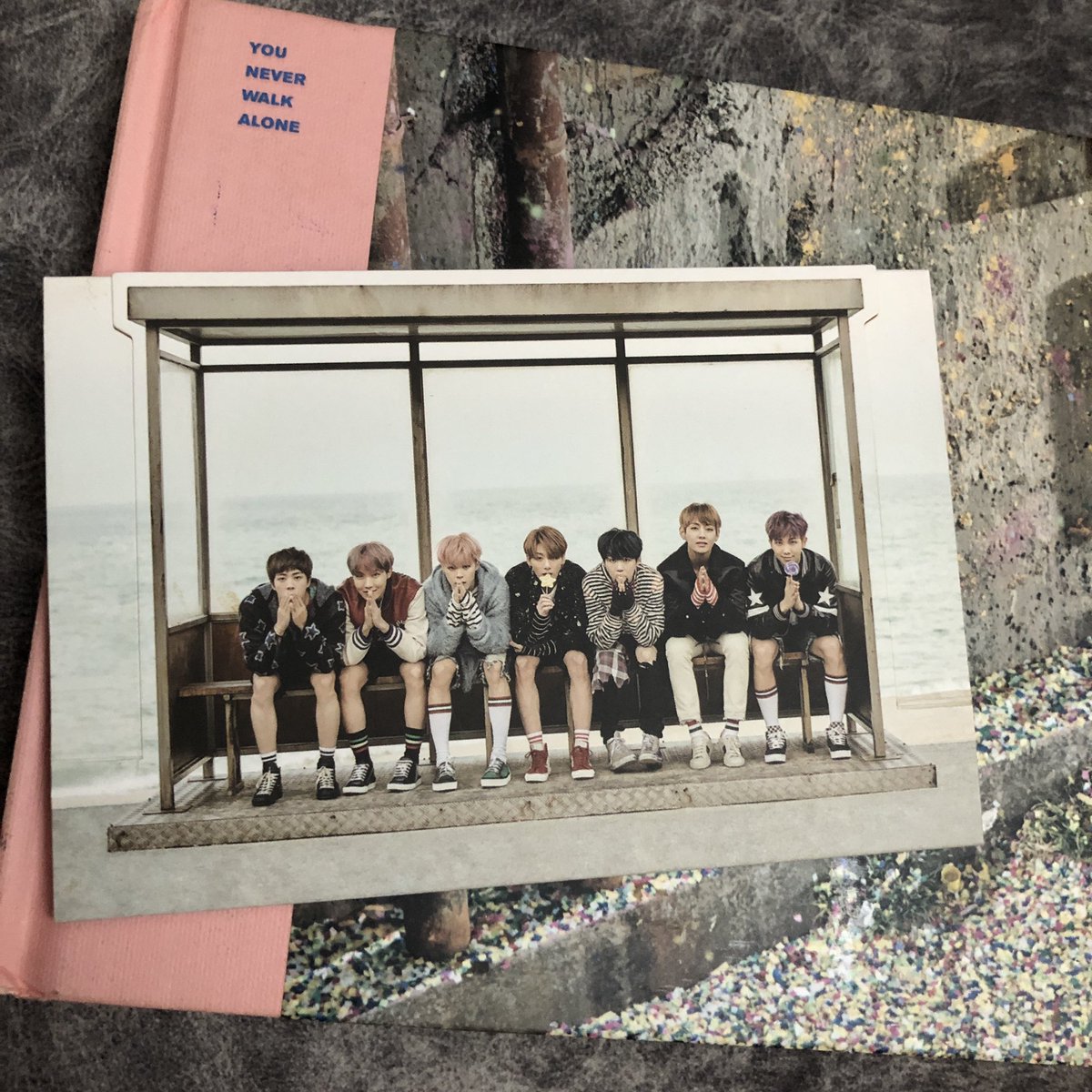 wishminx's tweet photo. สแตนดี้ You Never Walk Alone 
♡ 100 บาท ค่าส่ง 15/30 บาท
♡ โปสเตอร์มือสองเปื้อนมีตำหนิ 69 ค่าส่ง ems รวมกระบอกโปส 35
#ตลาดนัดบังทัน #ตลาดนัดรถไฟบังทัน #การ์ดบังทัน #ตลาดนัดBTS #ขายของสะสมบังทัน https://t.co/U5Q0mpIHX5