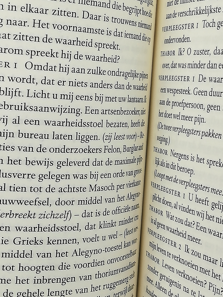 King Willem Alexander received the last, 24th part of the Complete Works of Willem Frederik Hermans on September 1, 2022, in De Nieuwe Kerk in Amsterdam. The series, designed by Tessa van der Waals and Adriaan de Jonge, is typeset in DTL Haarlemmer &amp; Sans. afbeelding.dvhn.nl/dvhn/incoming/…