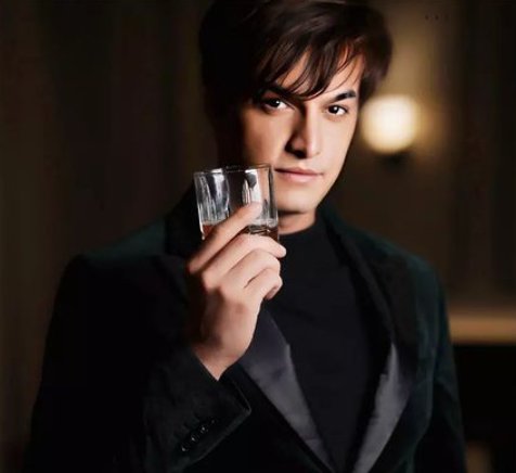 Sonali_momo3's tweet photo. Damn❤🔥
His eyes, villainous look, drink in hand, outfit n this shot.. Hottest look with great acting skills😍
#MohsinKhan #MoMinions #Shonkse https://t.co/Gerz8A1mt1