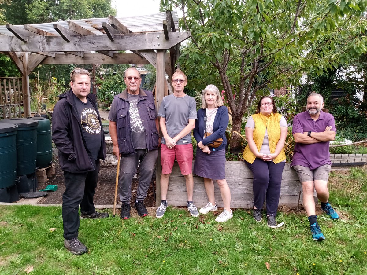 Labourstone's tweet photo. 6/ 10 Onto #GreenwayAveCommunityGarden a site I've not visited since its infancy. #Wower what a transformation. I met Lorraine, Bill, Tony etc. Such hard,but clearly rewarding work. #Amazeballs. Very inspiring stuff! @YusufJPatel @caramelquin @VickyteVelde https://t.co/cnsSm40QVW