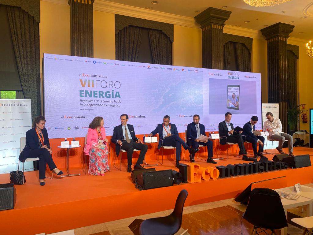BarterEnergy's tweet photo. 📣Empieza la mesa de #Autoconsumo del #VIIForoEnergíaeE en el que participa nuestra CEO @IsabelReija junto a los dirigentes de  @edfsolar   @powen_es NetOn Power, Galp Solar y Sunhero3 https://t.co/m9pcwuL8tG