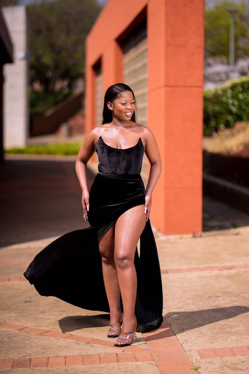 ingqephubysakh1's tweet photo. My sister graduated wearing our classic velvet dress ππ€ @NokuphilaKhany1
#dressedbysakhe #sakhe #upcomingfashiondesigner #ujgraduate #ujalumni #2020graduate https://t.co/x8OGd6Js3H