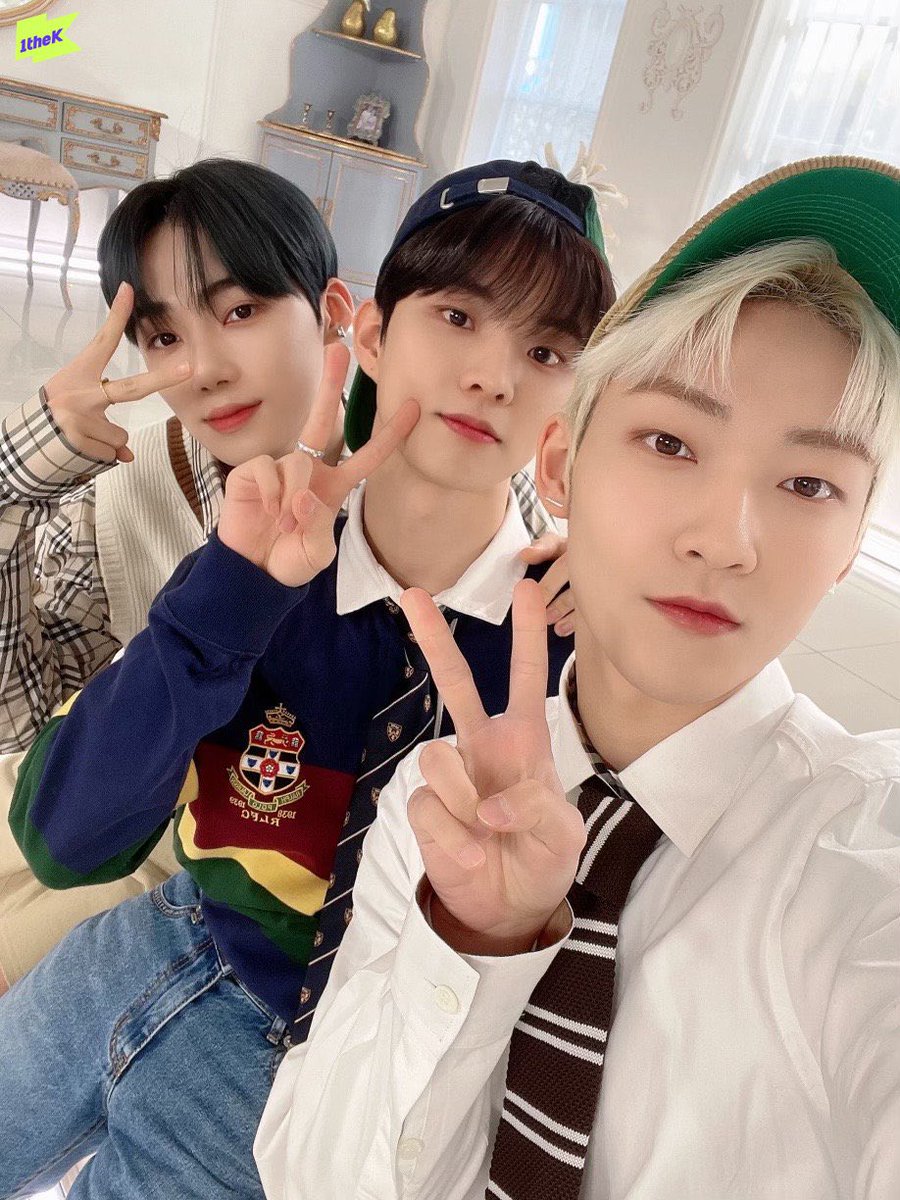 ataraxia_tbz's tweet photo. I love see 98z combination so much as each of them have different personality and liking. Despite that they blended well especially see their dynamic so interesting 🥺🤍  its so hard to see them in one frame its always the curse 3 together another one member aren't there 😭 https://t.co/6BwssIOa2Y
