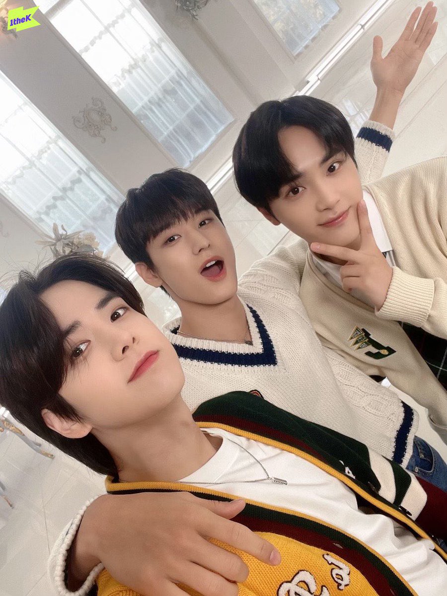 ataraxia_tbz's tweet photo. I love see 98z combination so much as each of them have different personality and liking. Despite that they blended well especially see their dynamic so interesting 🥺🤍  its so hard to see them in one frame its always the curse 3 together another one member aren't there 😭 https://t.co/6BwssIOa2Y