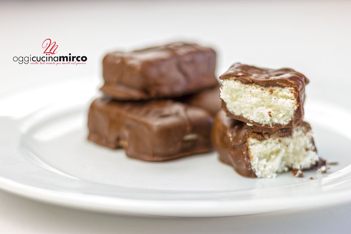 Bounty al cocco fatti in casa: la ricetta semplicissima! oggicucinamirco.it/bounty-al-cocc… #bounty #cocco #ricetta