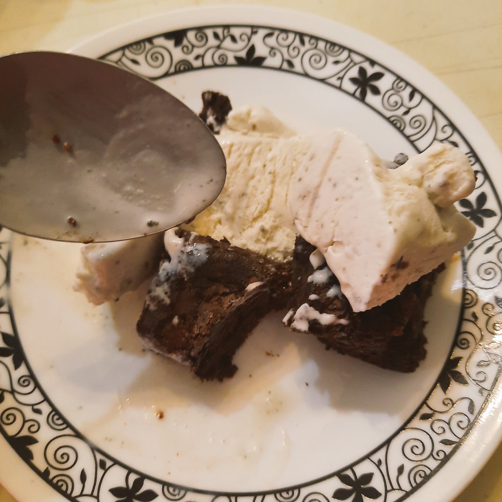 Sarap ng desserts made by <a href="/montreatsbyn/">moNtreats 🍪🧁🍫</a> <a href="/zagiyaaus/">n | baliw era</a> !!! 2nd order ko na ito hahaha Fudge brownie turned Ala mode too!!!🤗🤗🤍

Thank you N! 🍫🍪