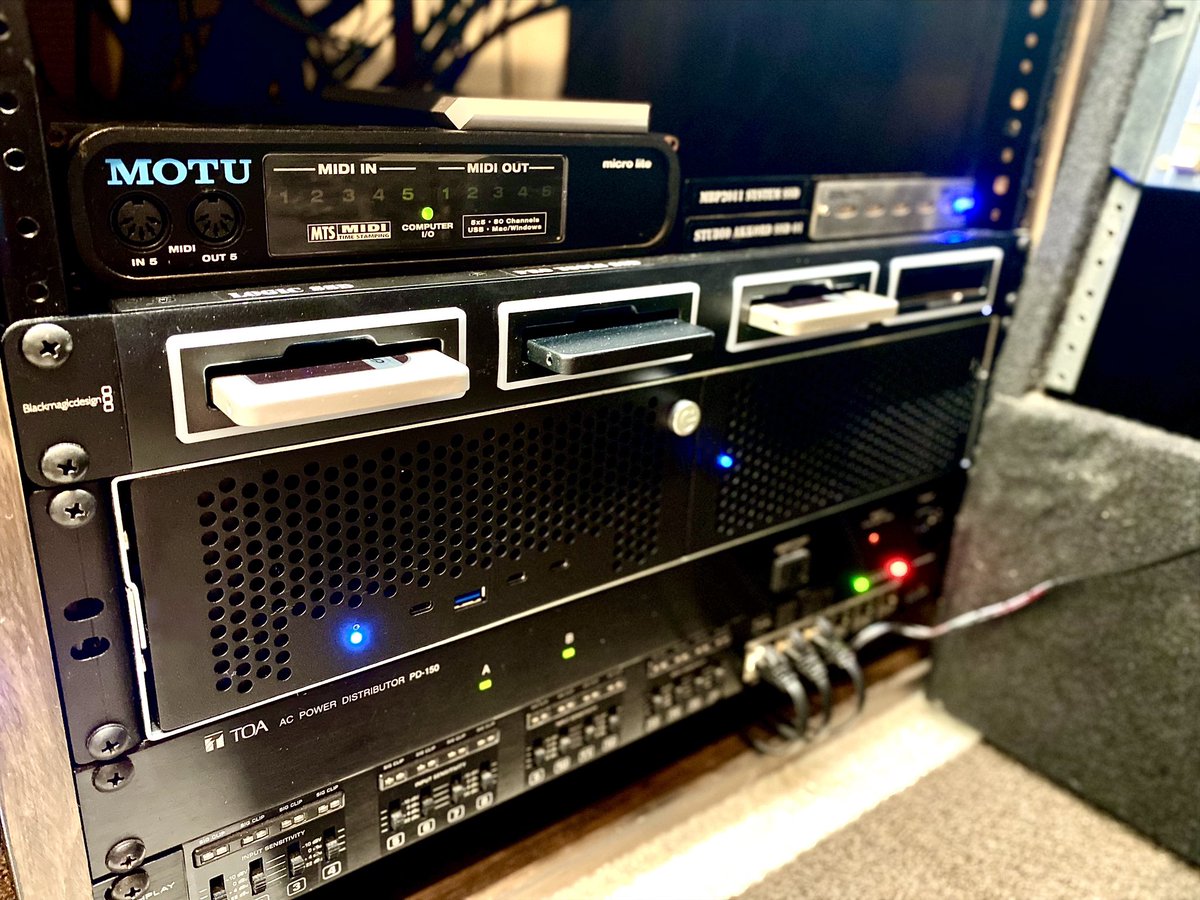uichi0121's tweet photo. ミニマム化とマシンパワー増強の2つをテーマに
アドバイスを頂きながら組み方を色々と試行錯誤した結果、
2Uに収まるシステムとなりました。
ここからまたしばらくお世話になります。
#macintosh #macmini #macmini2018
#duomodo #sonnet #blackmagicdesign
#arranger #bassist #ホームスタジオ https://t.co/0dvZsm2CUL