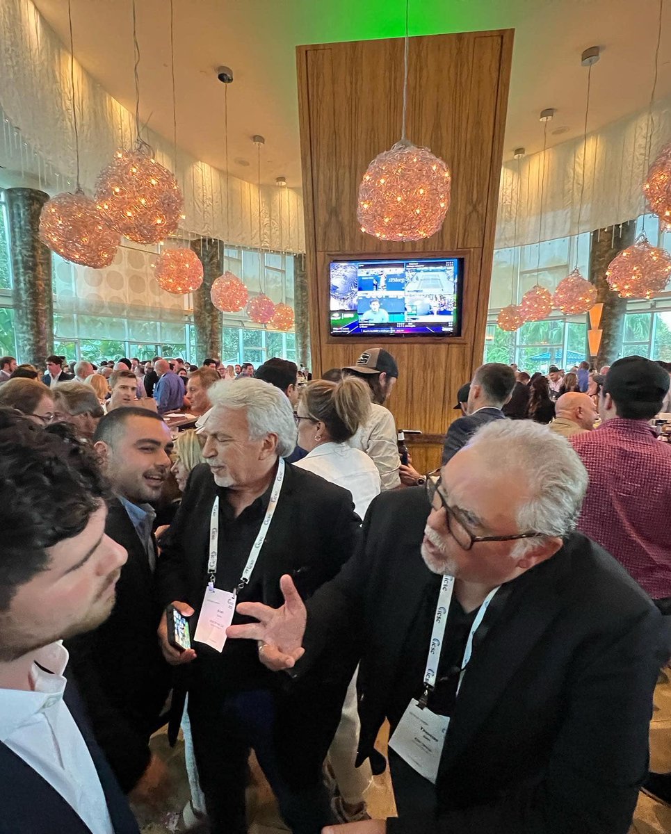 EDCGroup's tweet photo. Great Event at ICSC Innovating Commerce Serving Communities 👏📲🎉
#construction #contractors #facilitiesmanagement #facilitiesmaintenance #edcgroup #edcfacilitiesmaintenance #edcconstructiongroup #networking #event #orlando #florida #HyattRegency https://t.co/qsmNzS7GkX