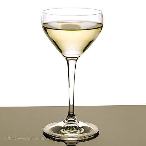 The Claridge Cocktail — apricot and orange liqueurs add aromatic flavor to this 1920s Martini variant: kitchenriffs.com/2022/09/the-cl…