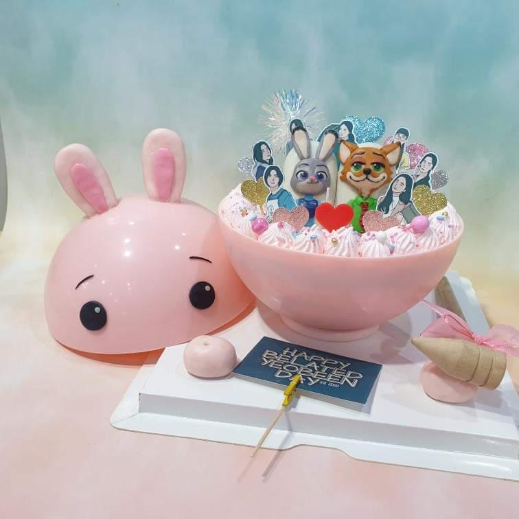 makgeollisquad's tweet photo. candy-looking blooms and luscious chocolate dome cake sent for #JeonYeoBeen
it was a memorable Cencha Day! ๐ค
@TheCenchaPH
#CoffeeBeanWithBeen https://t.co/PvqTsvB6h7