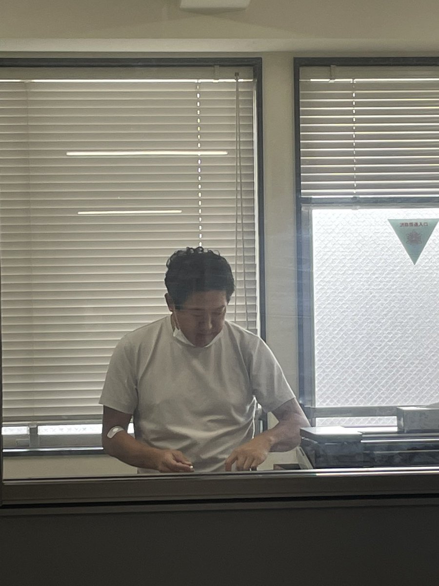 ktt7771's tweet photo. 健康診断後、喫煙所の神山社長 https://t.co/nSWeAa9D9H