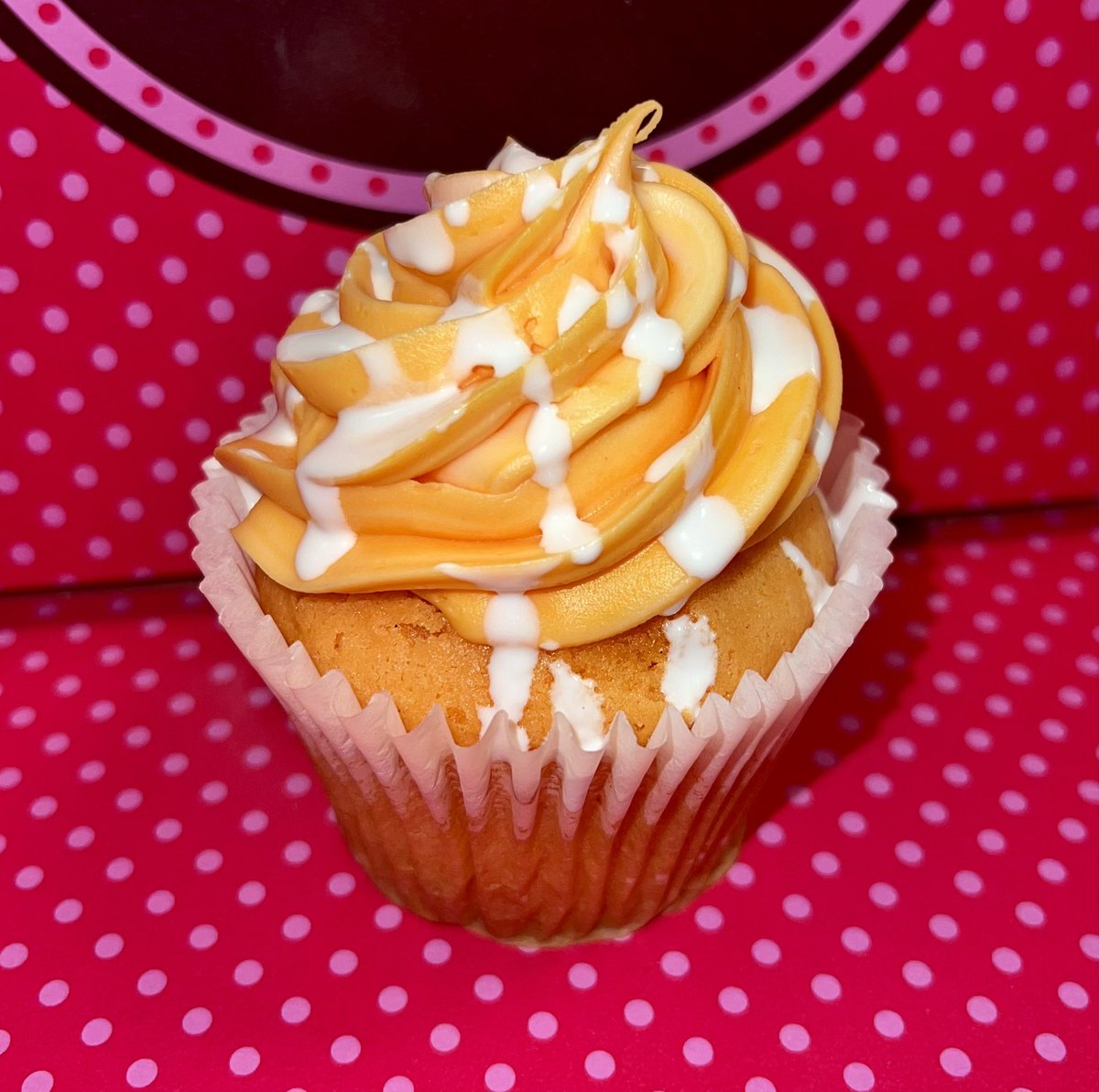 SmallCakesNDH's tweet photo. This month we’ll have #KeyLime every Wednesday! Today’s Baker’s choice #cupcakes are #OrangeCreamsicle & #BiscoffCookie! We also have +17 #delicious daily #cupcake flavors! Order pickup at 404.621.9634 or https://t.co/MTIy7NEtp6! Or get delivery thru UberEats GrubHub or DoorDash https://t.co/1xi9h93uqb