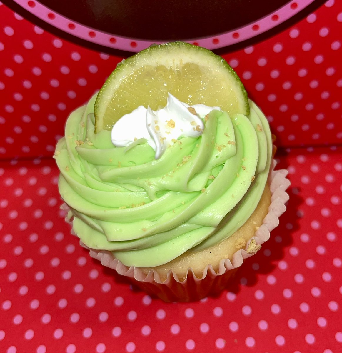 SmallCakesNDH's tweet photo. This month we’ll have #KeyLime every Wednesday! Today’s Baker’s choice #cupcakes are #OrangeCreamsicle & #BiscoffCookie! We also have +17 #delicious daily #cupcake flavors! Order pickup at 404.621.9634 or https://t.co/MTIy7NEtp6! Or get delivery thru UberEats GrubHub or DoorDash https://t.co/1xi9h93uqb