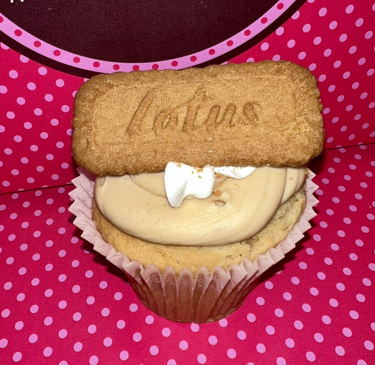 SmallCakesNDH's tweet photo. This month we’ll have #KeyLime every Wednesday! Today’s Baker’s choice #cupcakes are #OrangeCreamsicle & #BiscoffCookie! We also have +17 #delicious daily #cupcake flavors! Order pickup at 404.621.9634 or https://t.co/MTIy7NEtp6! Or get delivery thru UberEats GrubHub or DoorDash https://t.co/1xi9h93uqb
