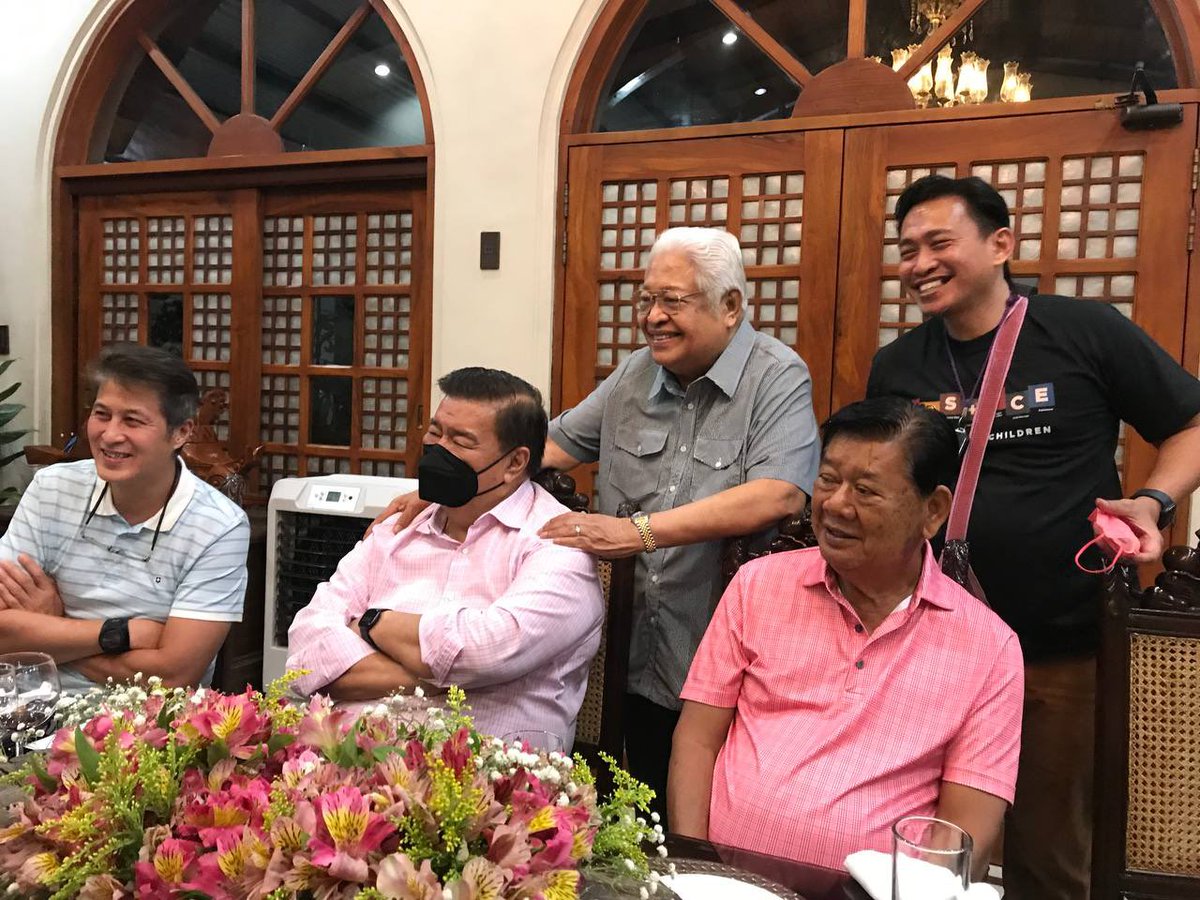 TeddyBaguilatJr's tweet photo. The past, present and next leaders of the party. Dinner and kwentuhan kasama ang pinagmamalaki naming Liberal and new Harvard fellow Leni R and new Soc med savant Kiko P. #TuloyLang https://t.co/sgONaCAE7N