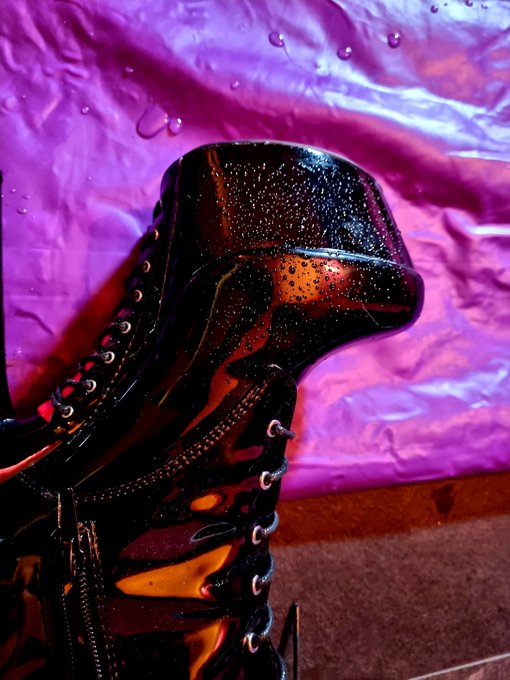 Na, was sagt dein Kopfkino zu diesem Anblick ? #domina #Lackstiefel #wetgames  https://t.co/XdBKCApnqC<a href="/tag/domina"class="tags"><span>#domina</span></a><a href="/tag/lackstiefel"class="tags"><span>#lackstiefel</span></a><a href="/tag/wetgames"class="tags"><span>#wetgames</span></a>