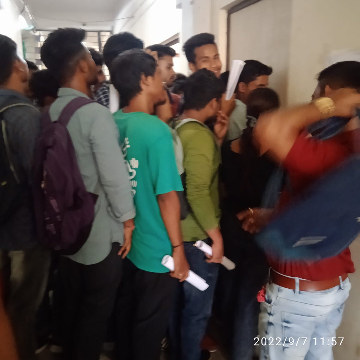 SUMANCH20287341's tweet photo. Guwahati University অৱস্থা ।। লৰা ছোৱালী দৌৰাই আছে।। এনেকৈ কিমান আৰু আপোনা লোকে student পৰা পইছা লোৱাৰ মাথা মাৰিব।।। অলপ ভাবিব এইবোৰ লৰা ছোৱালী কথা।।
@AmitShah @BJP4India @himantabiswa @narendramodi @ranojpeguassam @NewsLiveGhy @PragNews @DY365 https://t.co/vPoGO4tysD