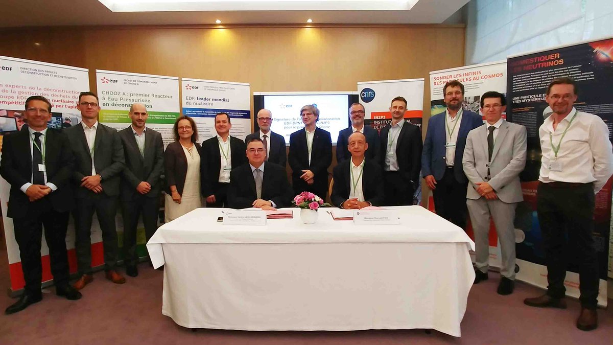 #Événement 🗓| Le 7 sept. l’IN2P3 et <a href="/EDFofficiel/">EDF</a> ont signé l'accord exploratoire ✍️ pour tester la faisabilité d’un grand projet d’étude des #neutrinos installé sur le site de la #centrale <a href="/EDFChooz/">EDF Chooz</a> et doté d’une technologie de détection radicalement nouvelle : <a href="/LiquidODetector/">LiquidO</a>.