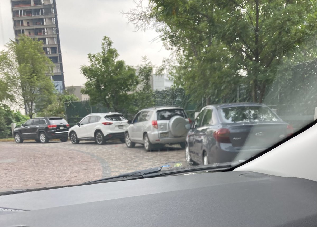 rowennamor's tweet photo. @yary_va @Huitzquillocan @RominaCDV @HuixquiGob @Vecinodeteca Y porque no quitan asi de rápido con tus gruas  los autos estacionados entorpeciendo el paso y en doble fila en la Glorieta del Angeles? @HuixquiGob @RominaCDV @Huitzquillocan https://t.co/ugwlGhRoG1