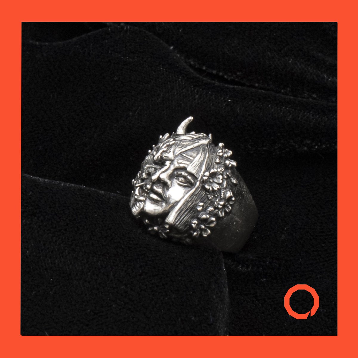 KaijuLab_Silver's tweet image. Girl/Demon handmade Silver ring with flames and Sakura blossoms details. 👹💮
.
Check it out on my Etsy shop. Link in the bio. 🛍️
.
.
.
#customjewelry #onimask #inkedstyle #inktober2022 #Japanesegirl #handmadejewelryforsale