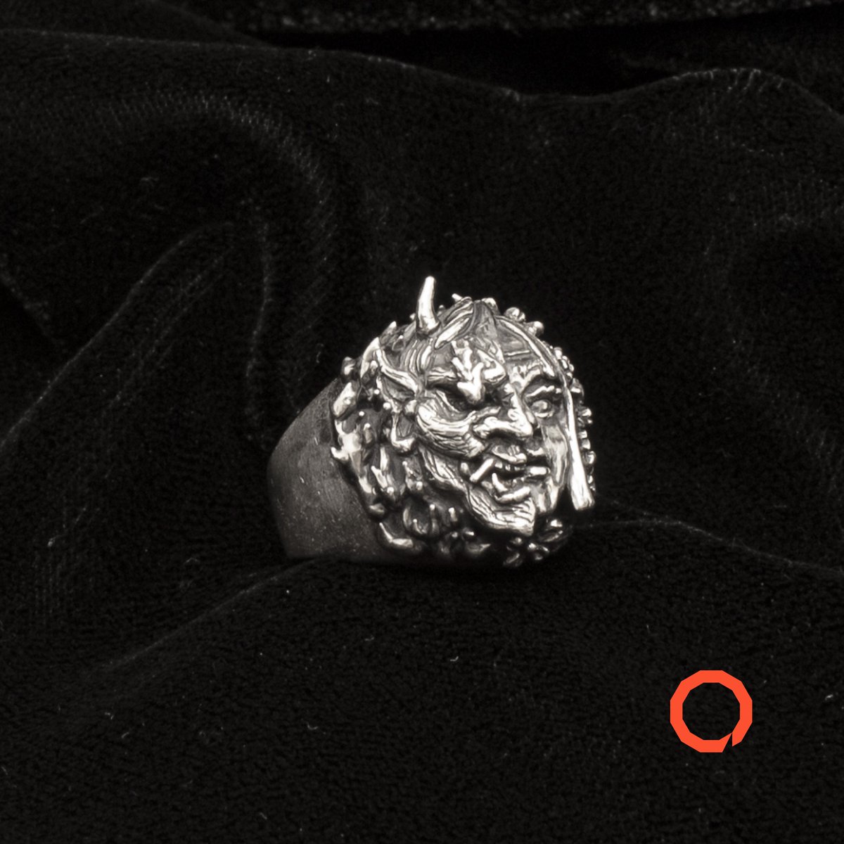 KaijuLab_Silver's tweet image. Girl/Demon handmade Silver ring with flames and Sakura blossoms details. 👹💮
.
Check it out on my Etsy shop. Link in the bio. 🛍️
.
.
.
#customjewelry #onimask #inkedstyle #inktober2022 #Japanesegirl #handmadejewelryforsale