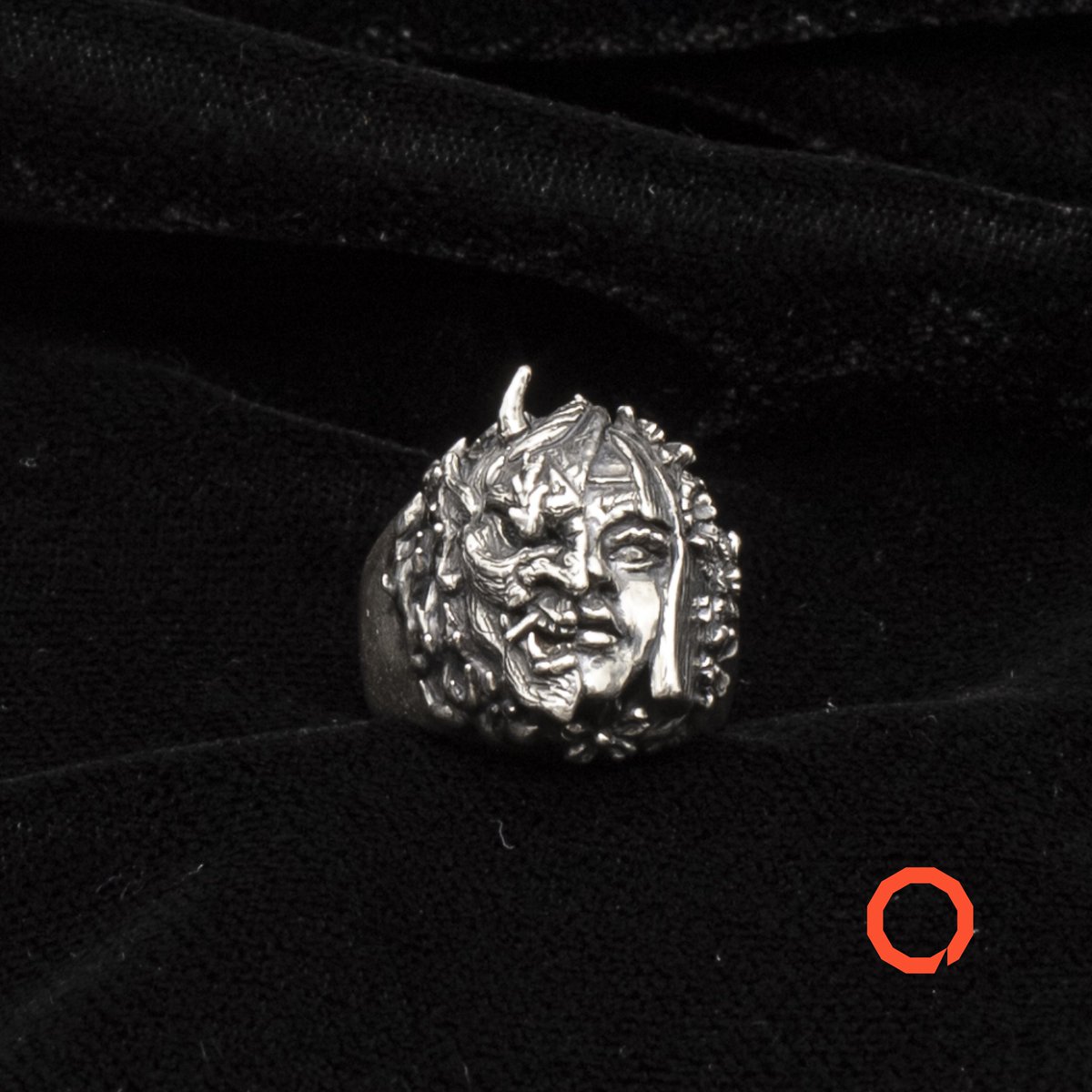 KaijuLab_Silver's tweet image. Girl/Demon handmade Silver ring with flames and Sakura blossoms details. 👹💮
.
Check it out on my Etsy shop. Link in the bio. 🛍️
.
.
.
#customjewelry #onimask #inkedstyle #inktober2022 #Japanesegirl #handmadejewelryforsale