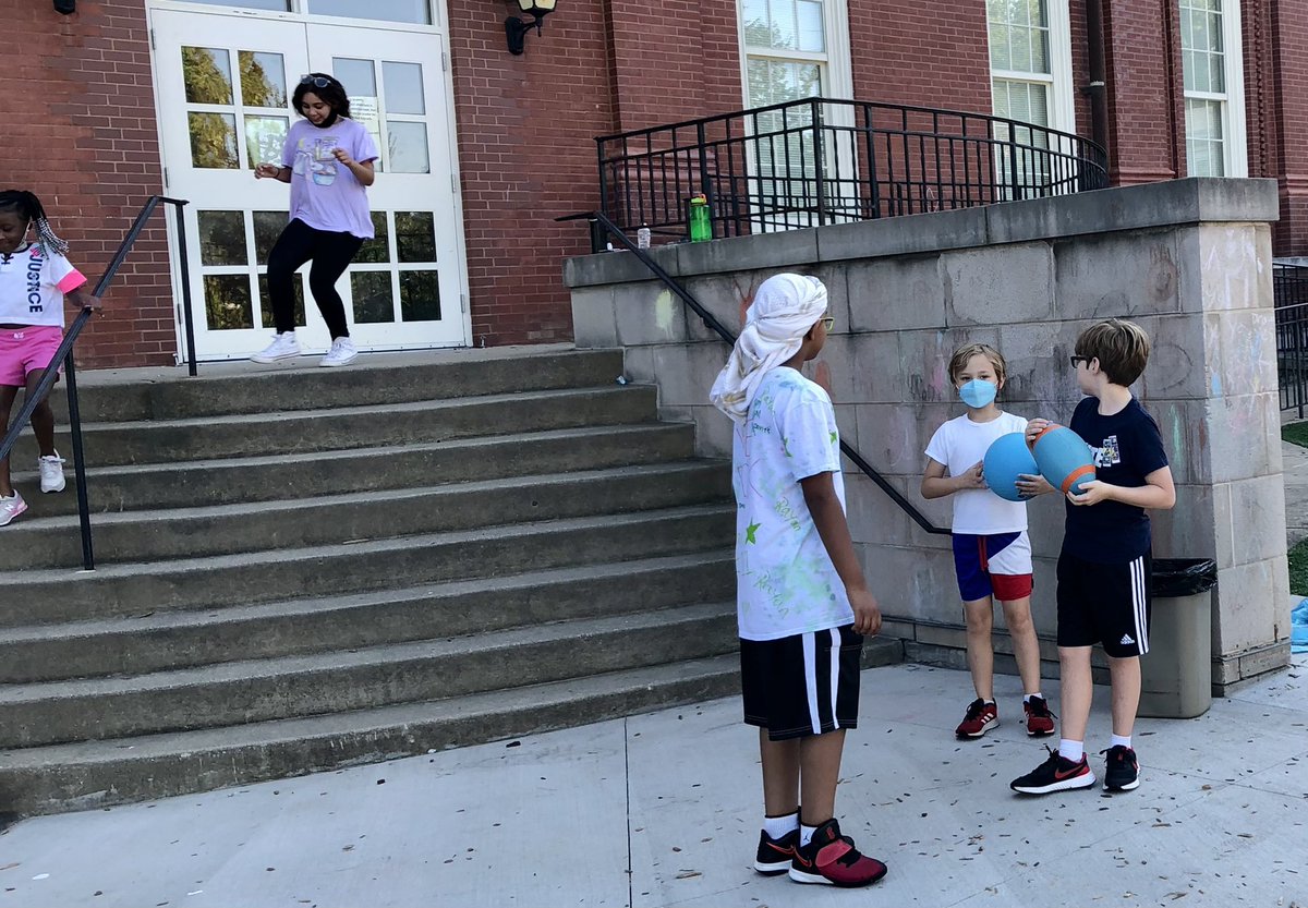 5thgrade_rocks's tweet photo. Perfect day for our @BloomBulldogs to meet their @BloomMsDavis buddies! https://t.co/7lYAUk1c5k