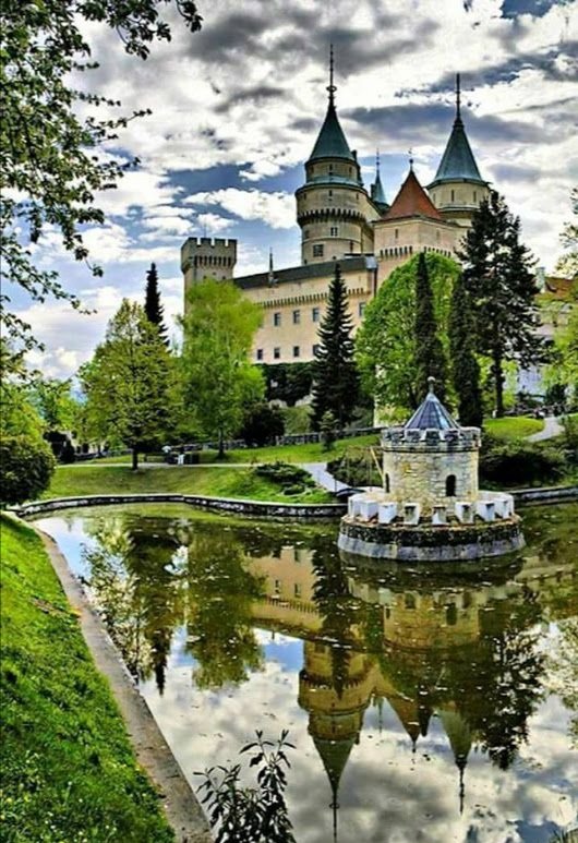 View of Bojnice Castle in reflection in Slovakia 🇸🇰💙❤️💚