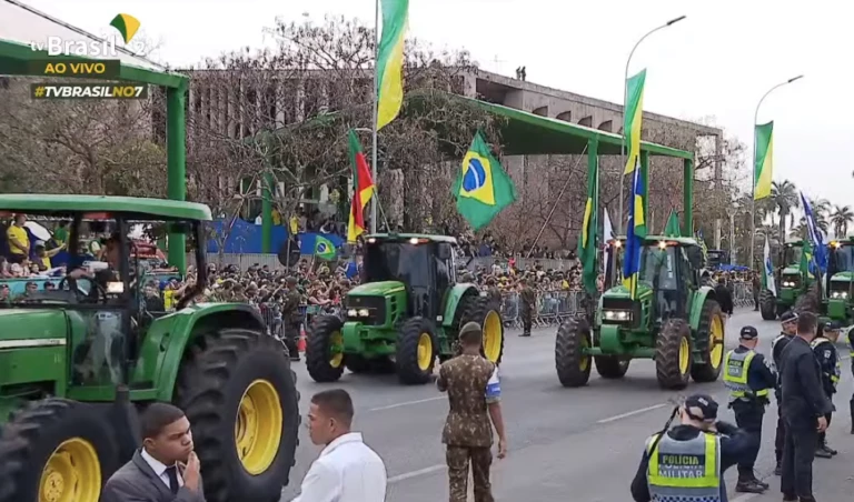 fellipebambam's tweet photo. O AGRO É BOLSONARO: Em aceno do agronegócio ao presidente Jair Bolsonaro (PL), 28 tratores desfilaram na Esplanada dos Ministérios, nesta quarta-feira (7), durante as comemorações do Bicentenário da Independência do Brasil. https://t.co/rIGYXiMxdB