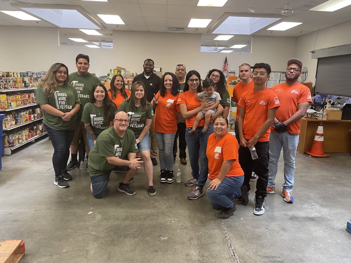THD_NadiaPopp's tweet photo. Shoutout to the Home Depot RDC 5087 warehouse associates who showed up today and volunteered their time to make a difference in our community! Serving lunches and organizing donations. @Aran_5087 @Gladys_5087APS @Timothy_5087 @rayray5641 @stefcontreras20 @LemosTannia_THD https://t.co/tcpJSsmIEd