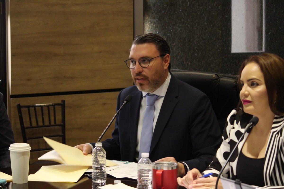 GabDurango's tweet photo. Se logró la inversión extranjera directa más alta en la historia con más de 3 mil mdd en todos los rubros; alcanzamos 250 mil empleos formales de los cuales más de 27 mil son en esta administración: informó el Secretario de @SdecoDgo  ante el @CongresoDurango dentro de la Glosa https://t.co/7XLZAyjXlx