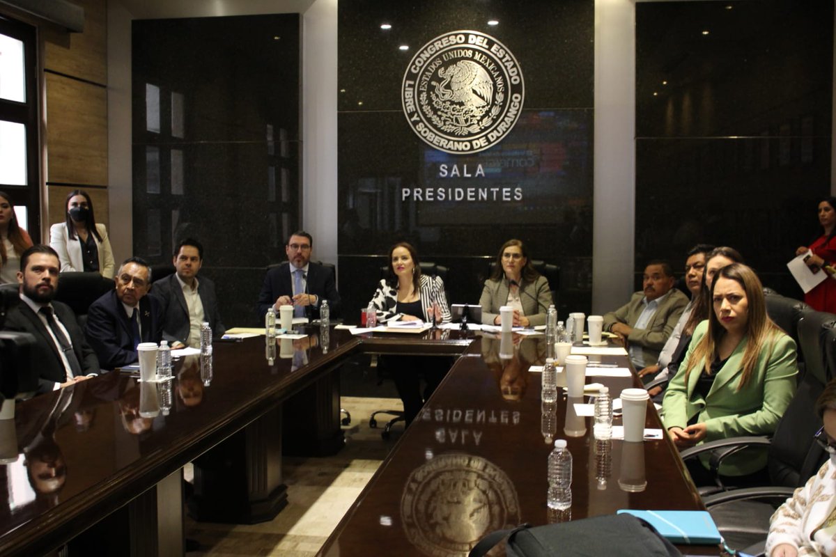 GabDurango's tweet photo. Se logró la inversión extranjera directa más alta en la historia con más de 3 mil mdd en todos los rubros; alcanzamos 250 mil empleos formales de los cuales más de 27 mil son en esta administración: informó el Secretario de @SdecoDgo  ante el @CongresoDurango dentro de la Glosa https://t.co/7XLZAyjXlx