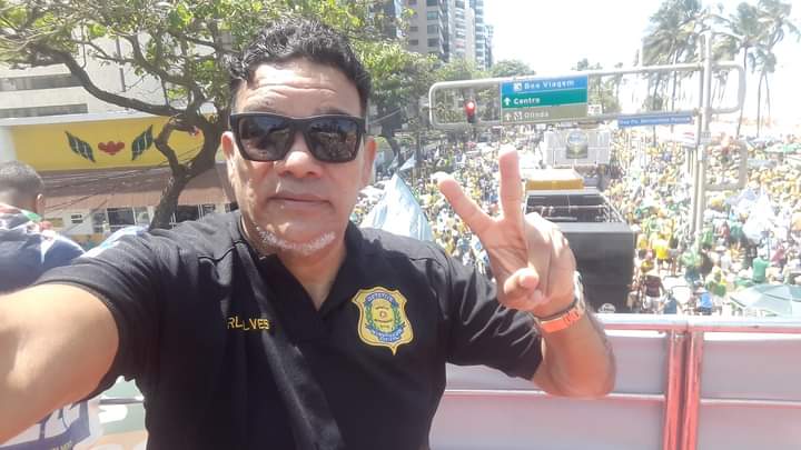 AlvesRam2's tweet photo. Me segue que te sigo somos todos Bolsonaro.🇧🇷👏👊👍 https://t.co/LPXD3jMcYi