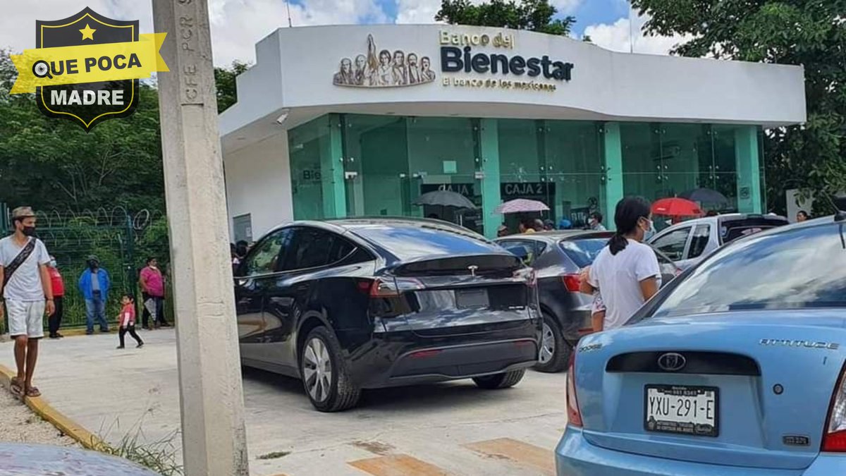 QuePocaMadreMex's tweet photo. ANDA DESCALZO 😅😳

Un hombre fue visto yendo a recoger su ayuda otorgada por el gobierno a un banco del bienestar ubicado en #Mérida, #Yucatán. Esto en un coche #Tesla que puede llegar a costar hasta 3 millones de pesos. https://t.co/47RkAdcXT1