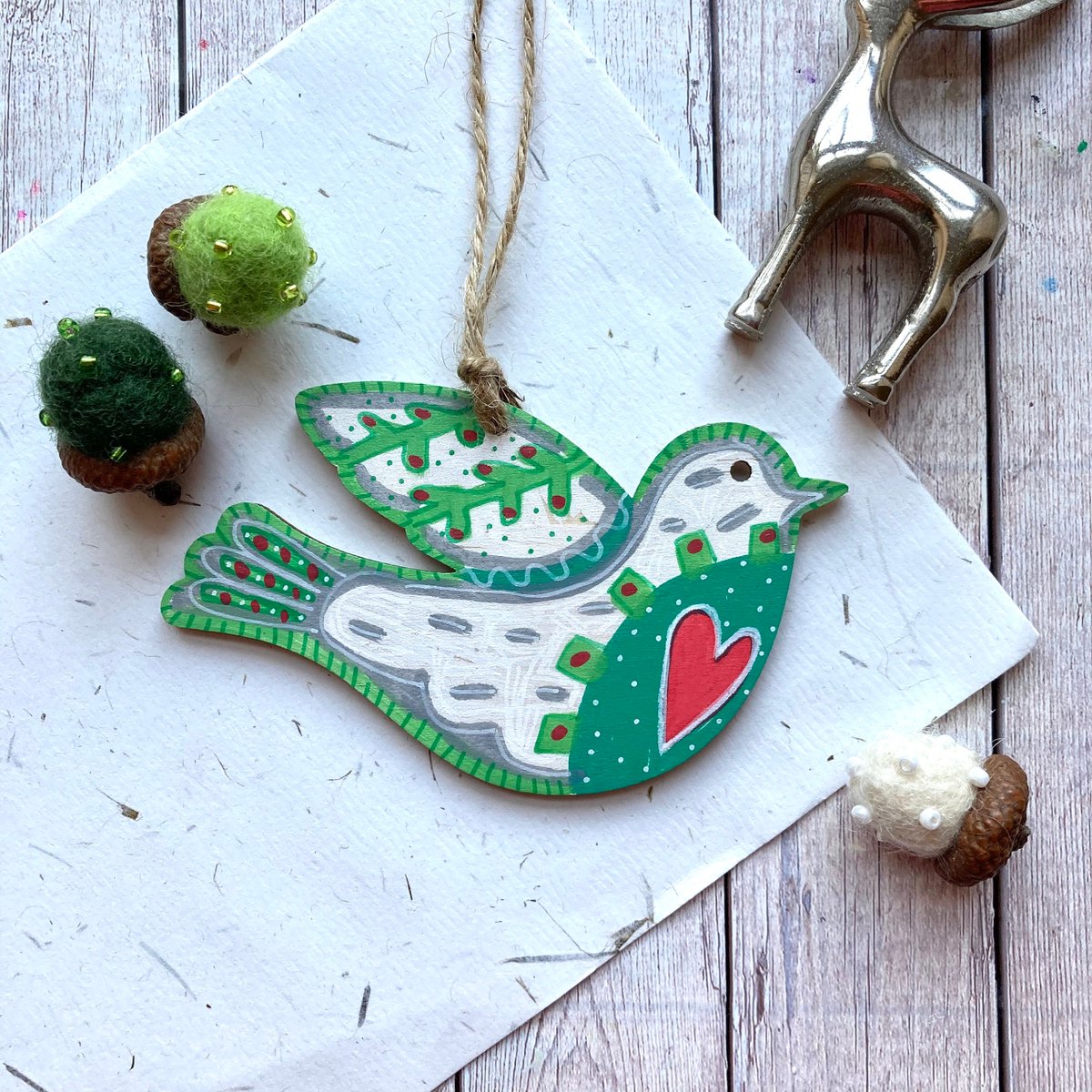 buck_lj's tweet photo. Dove Christmas Tree Decoration, Scandi Christmas Decor, Green and Red, Wooden Ornament, Unique Christmas, Scandi Christmas, Rustic. https://t.co/LLSr3woOPR #Etsy #Slumbermonkey #RedAndGreen https://t.co/Kk0WlXXbon