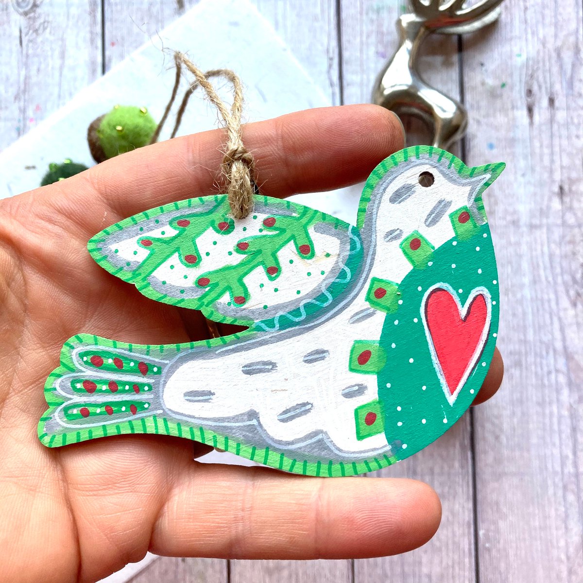 buck_lj's tweet photo. Dove Christmas Tree Decoration, Scandi Christmas Decor, Green and Red, Wooden Ornament, Unique Christmas, Scandi Christmas, Rustic. https://t.co/LLSr3woOPR #Etsy #Slumbermonkey #RedAndGreen https://t.co/Kk0WlXXbon