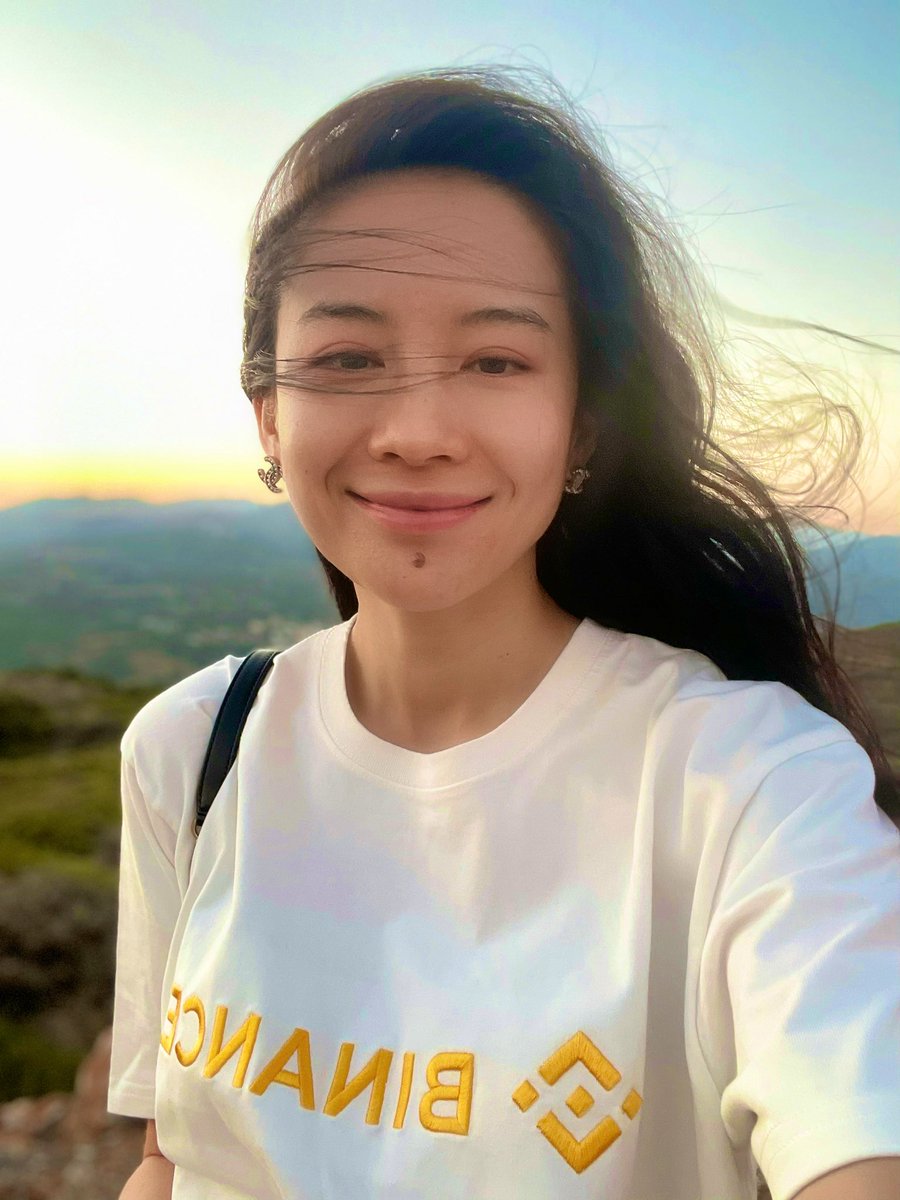 heyibinance's tweet photo. #BNB #Binance #BinanceBlockchainWeek 
Do you like the white T-shirt？ https://t.co/oL81KBXkCa