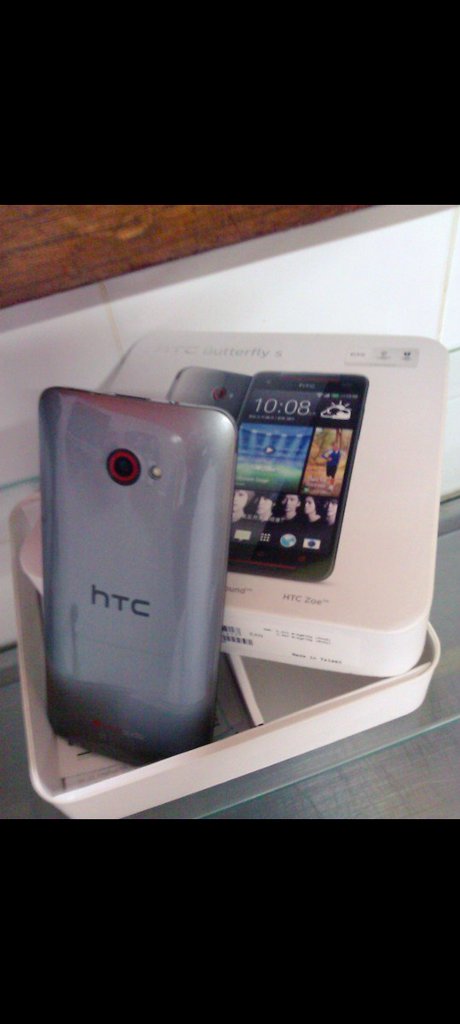 Juliancasta's tweet photo. Ojalá @htc volviera algún día. ¡Cómo los disfrutaba! #HTC #htcButterfly https://t.co/ZNIYjWqCAB