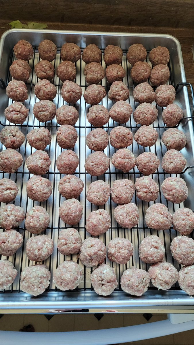 fishergirl39's tweet photo. Onto #makeaheadmeals #meatballs   #freezer #bigbatch #readytogo and some #spaghetti #chicken Alfredo for supper tonight! #homemade #cooking #mealprep https://t.co/BcVYaysjh9