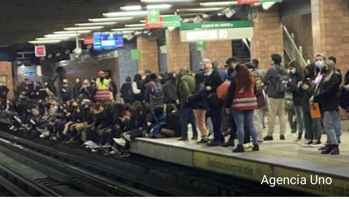 Josefcolagos's tweet photo. Somos diferentes. Como oposición jamás usaremos esta imagen y diremos “gracias cabros”, como lo hizo @GiorgioJackson de manera mezquina.
Sabemos que esto afecta a las personas, por eso el gobierno tiene que usar todas las herramientas de la ley para enfrentar estos hechos. https://t.co/Ewe0Lg7MXz