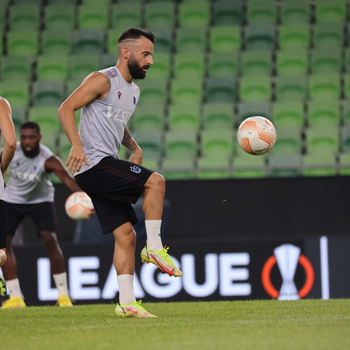 Trabzonspor's tweet photo. UEFA Avrupa Ligi'nde oynayacağımız Ferencváros maçı hazırlıklarımız tamamlandı! #UEL 

🔗 https://t.co/v1h7CK9tnR https://t.co/SOlcOpADx9