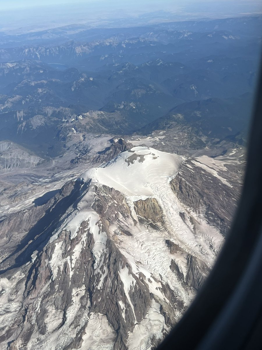 thewyatt's tweet photo. @WegnerHelena Here is Rainier at about 430p yesterday from 15,000 feet. No signs of eruption that I could see 😎 https://t.co/crXUwwCp8T