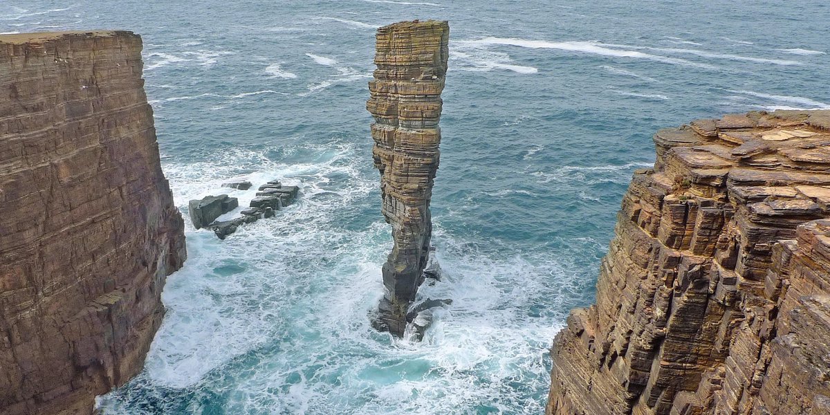 ThereseBaillard's tweet photo. North Gaulton #Castle Sea Stack est une pile marine au large de la côte ouest de l'île principale des #Orcades îles enchanteresses au nord de  l’#Ecosse. Il est formé de grès rouge de la région et mesure environ 165 pieds de haut. Vous serez subjugué par la beauté des paysages. https://t.co/DPsgabkOB2