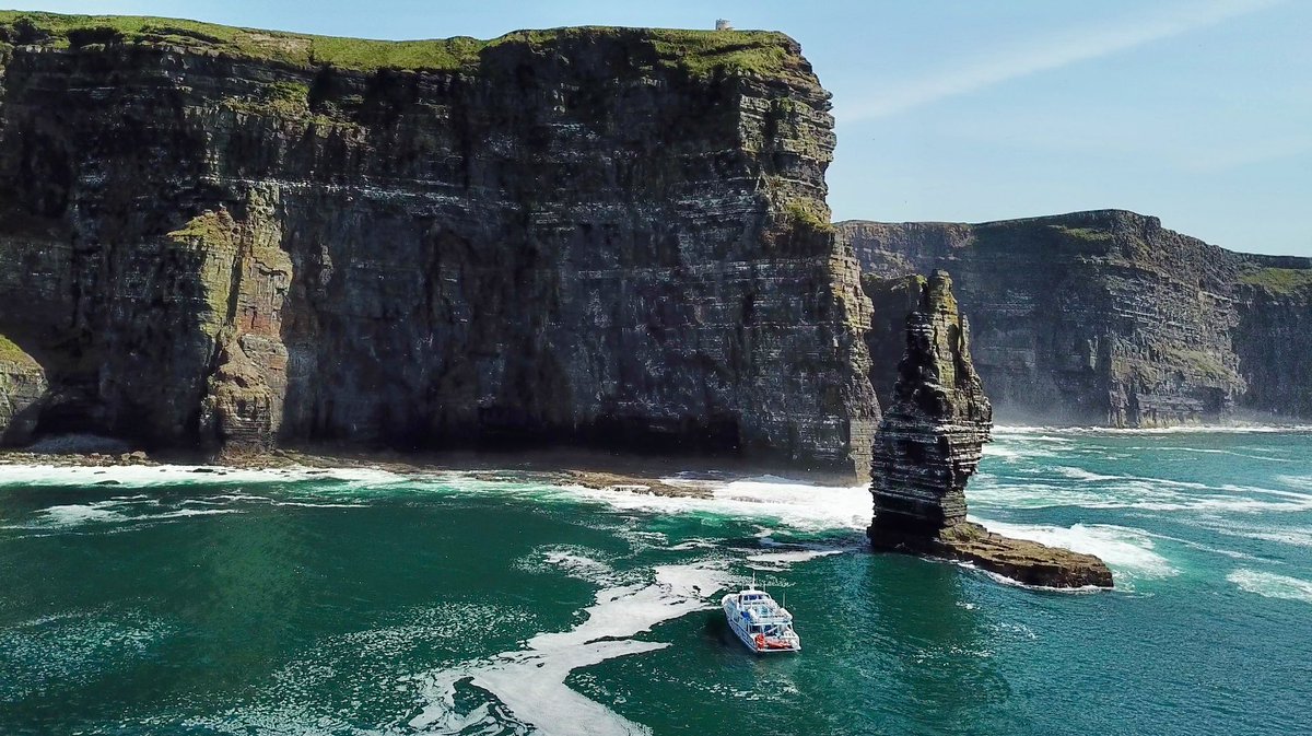 DoolinFerry's tweet image. Splendid, magnificent, majestic, colossal, marvellous… 🤔. What’s the first word that comes to mind when you see this 📸? 

#cliffsofmoher #doolin #doolinferry