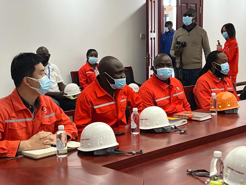 SimonMwila4's tweet photo. Our minister Visiting Sinoma Cement last week to meet management on many issues including labour issues that affect her constituency. https://t.co/qCtrCbdkmv