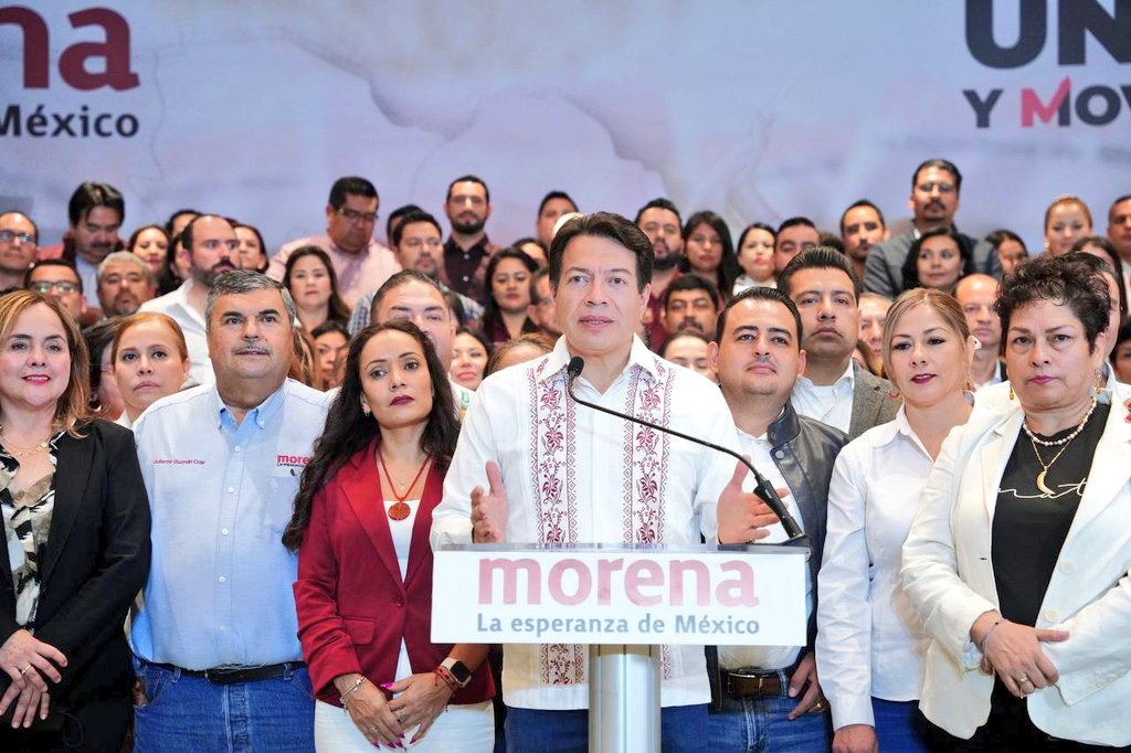 mario_delgado's tweet photo. De parte de todas las dirigencias de #morena en el país, queremos hacer dos llamados de manera respetuosa: 

Primero a todas y todos los senadores a que apoyen la iniciativa de nuestro Presidente para que la Guardia Nacional pase a formar parte de la @SEDENAmx. https://t.co/hHr1fMPFVq