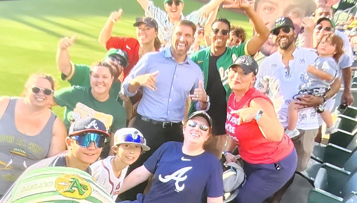 KeithMalinak's tweet photo. Bwhahahahahaha!!! #BaconTuesday with @JeffFrancoeur and the @Athletics fans is incredible!!!
#ChopOn #ForTheA @BravesOnBally https://t.co/g27pPpbrT4