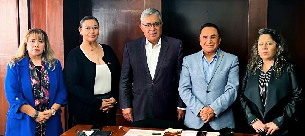 #TodosSomosUno 🙋‍♂️

🔴 El Srio. Gral. #SNTE 📚 Mtro. Alfonso Cepeda Salas se reunió con el Comité Nacional Electoral para revisar los próximos procesos de renovación de las dirigencias de las secciones 12 y 44 #Durango ✅ 14 #Guerrero ✅ 16 y 47 #Jalisco ✅ y 25 #QuintanaRoo ✅