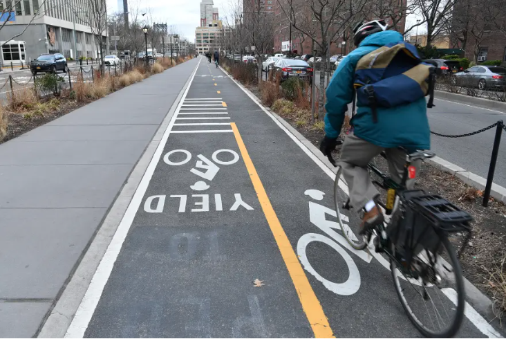 Ruwinsky's tweet photo. @GuillermoRuiz_T @Claudiashein @andreslajous @pedestre Brooklyn, EEUU, esta ciclovía es de 2 sentidos y cada sentido tiene el mismo ancho que donde estás haciendo el ridículo

te hace falta cultura ciclista para meterte al tema, tienes tus tenis tan limpios como alguien que es cochista https://t.co/5zvP8CMIHJ